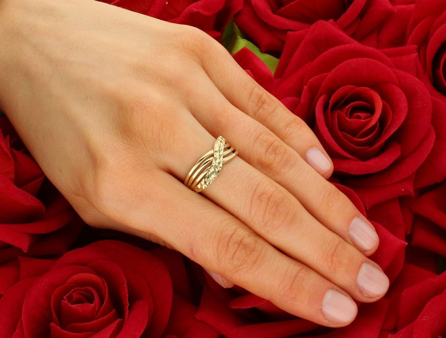 Złoty pierścionek z grawerowanym elementem próba 375, PI 2397 375. Złoty pierścionek z grawerowanym elementem to wyjątkowy i elegancki wybór, który łączy w sobie subtelną klasykę z nowoczesny1.jpg